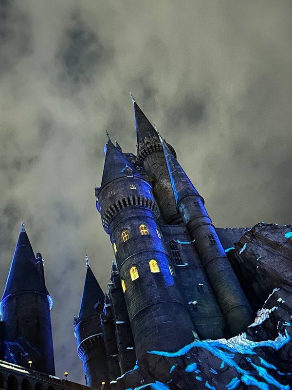 Picture of Hogwarts Castle at night